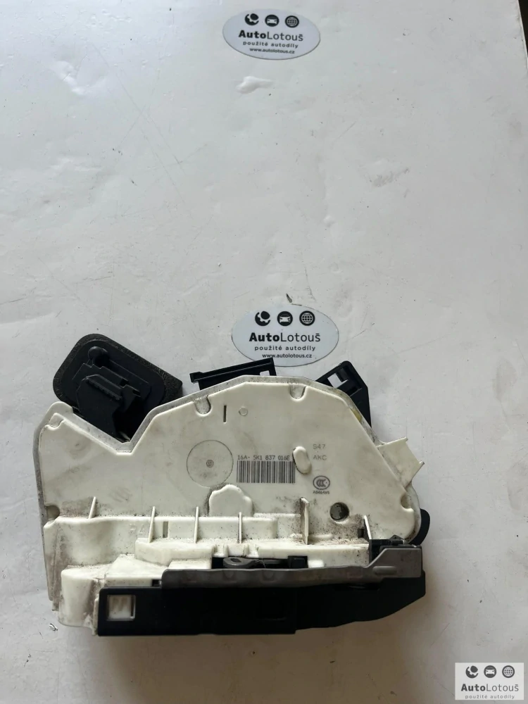 Zámek dveří pravý přední VW 5K1837016E