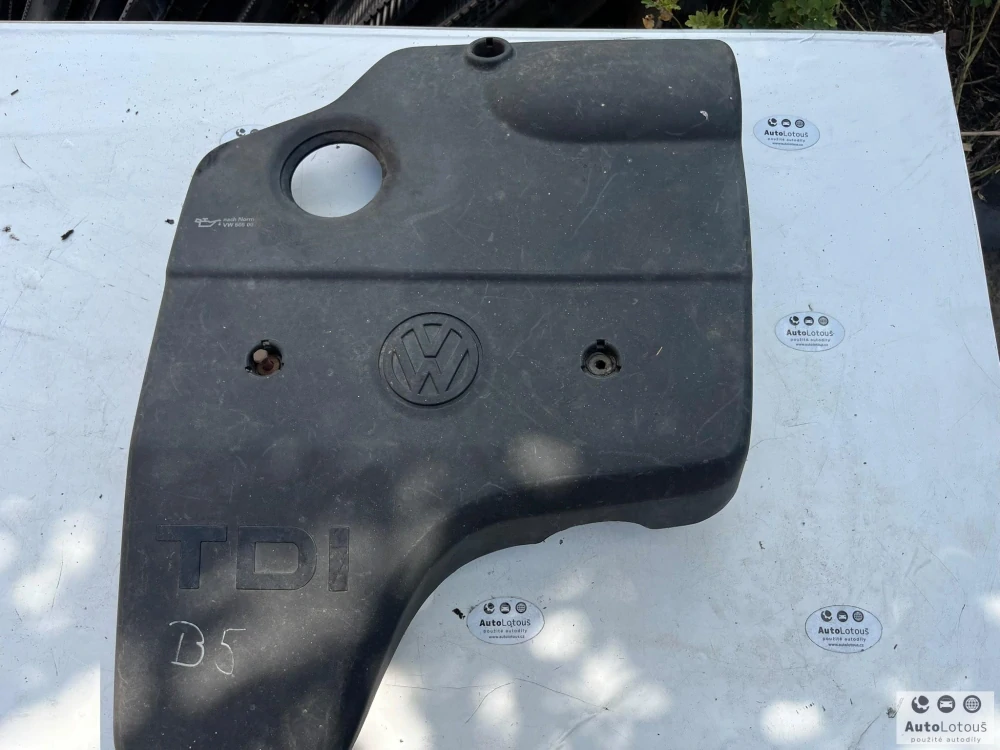 Kryt motoru VW Passat 028103935C