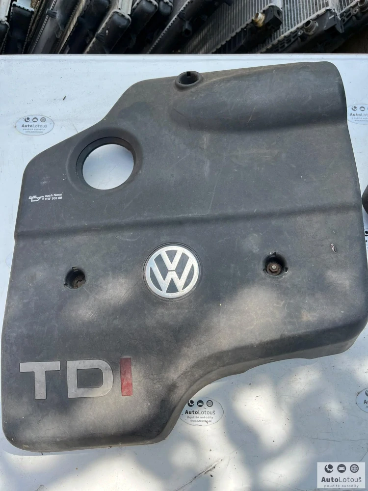 Kryt motoru VW 028103935F
