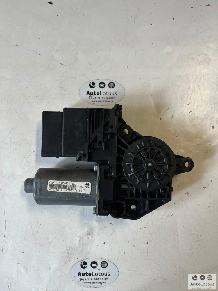 Motorek stahování oken VW pravý zadní 5M0839402F