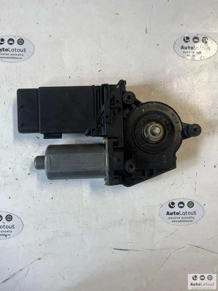 Motorek stahovačky levý přední VW Passat 0130821695