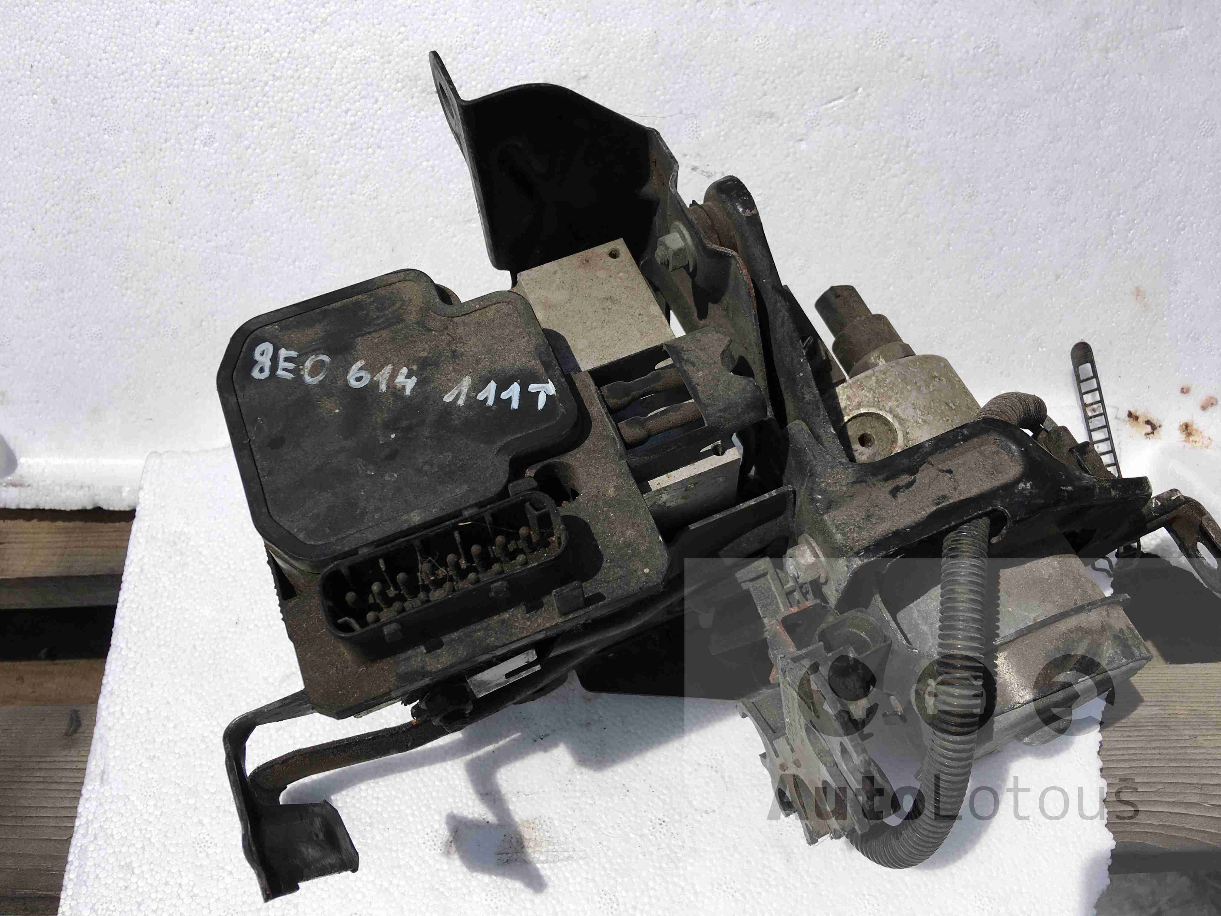 8E0614111T 8E0 614 111 T Řídící jednotka ABS Passat B5, Audi A4