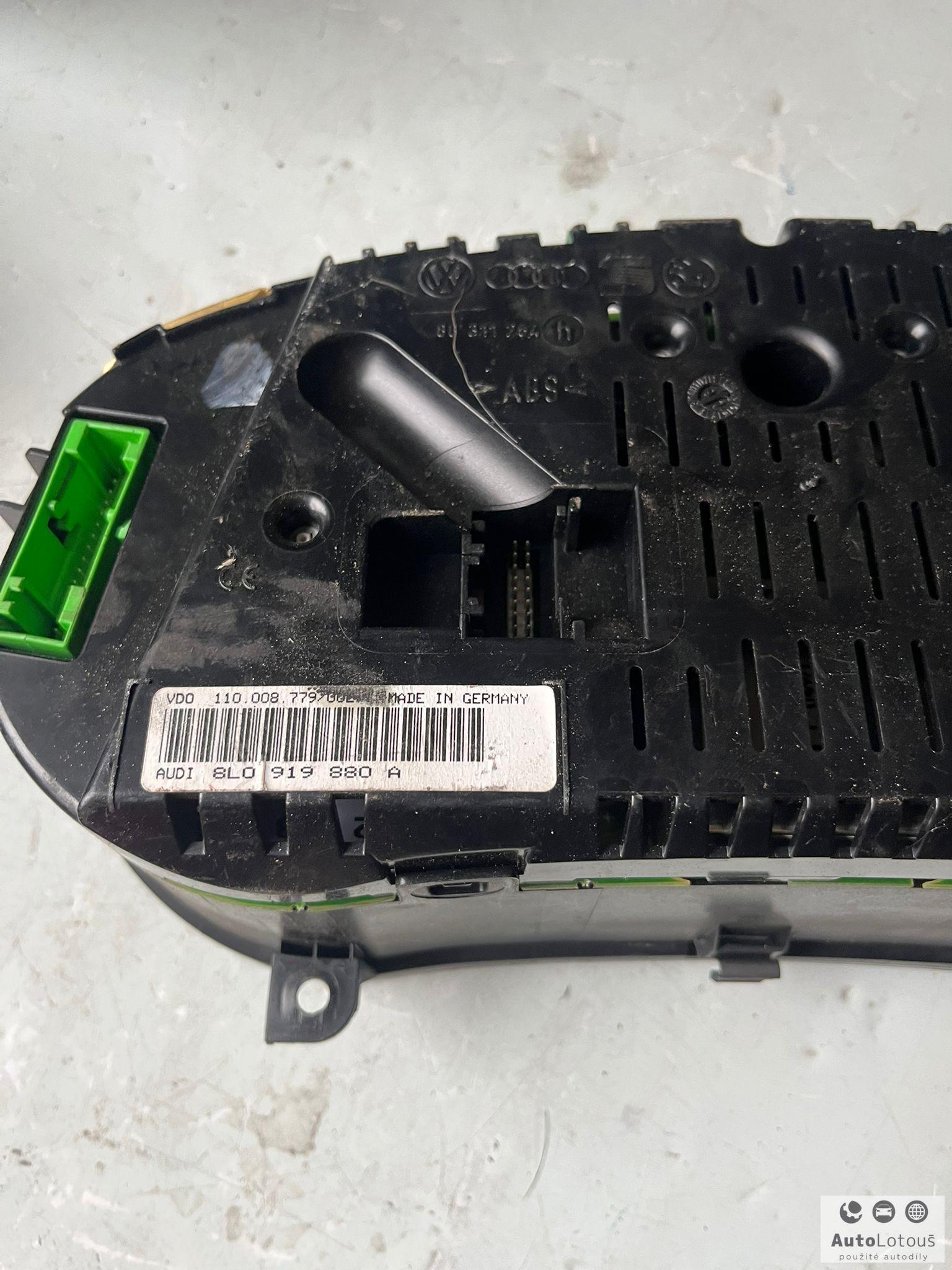 Budíky AUDI 8L0919880A