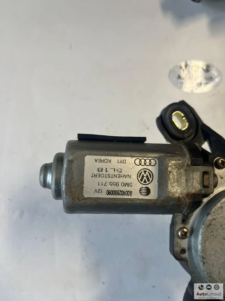 Motorek zadního stěrače 5M0955711