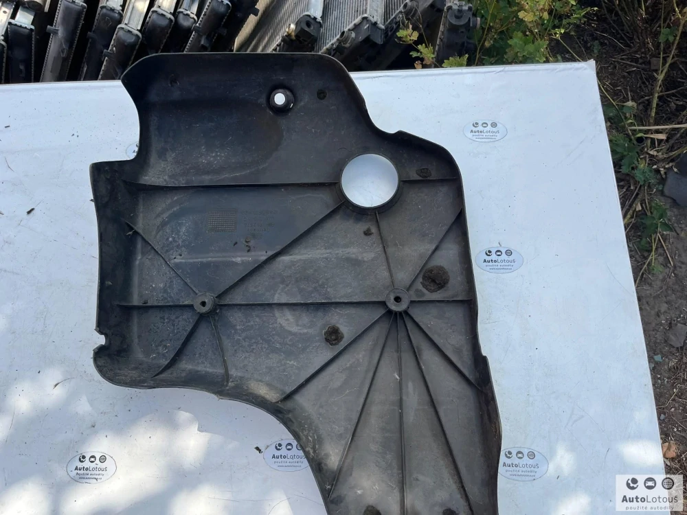 Kryt motoru VW Passat 028103935C