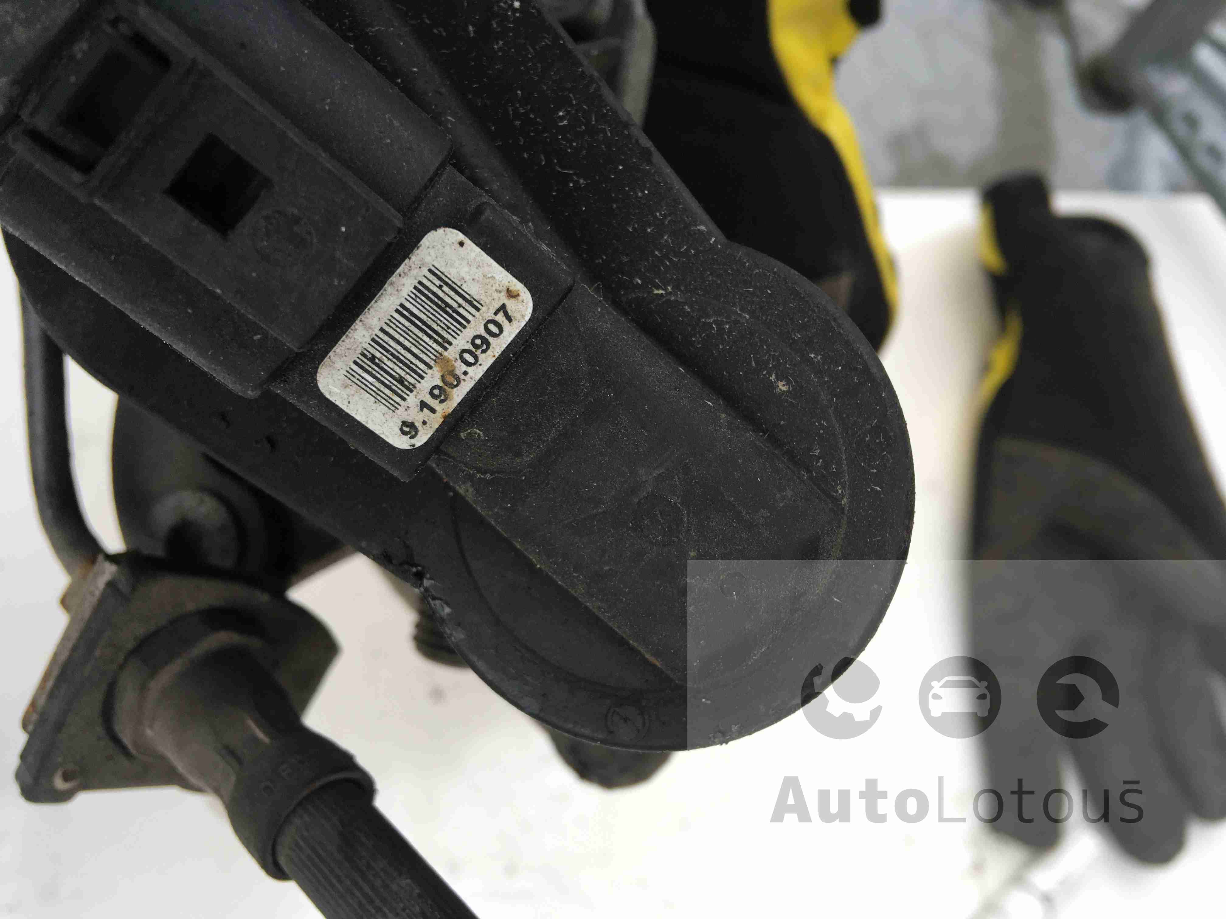 Pravý zadní el. brzdič VW Passat B6