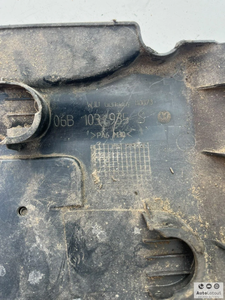 Kryt motoru VW Passat 1.6 06B103935S