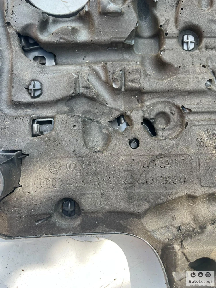 Kryt motoru VW 03L103925R