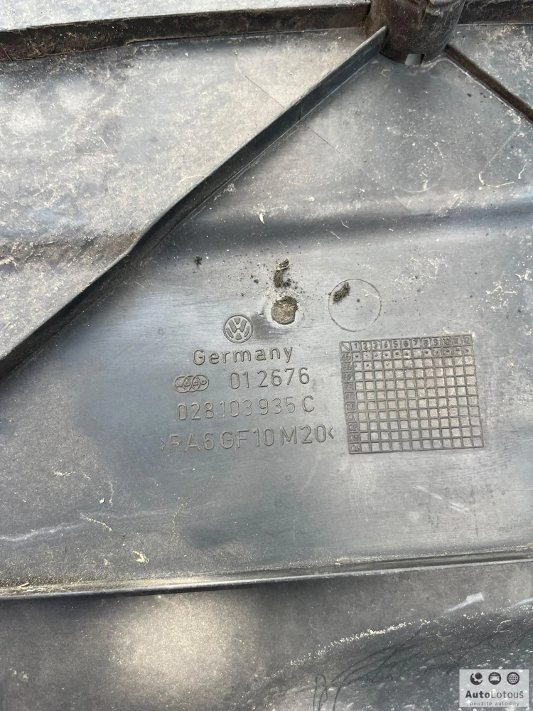 Kryt motoru VW Passat 028103935C