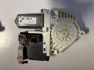 Pravý přední motorek stahovačky 1T0959702AC 1P0837402N 3C0959792A