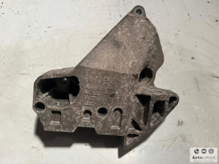 Vzpěra motoru pravá 06F199207H