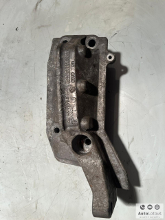 Držák 036199275AB vpravo VW Polo
